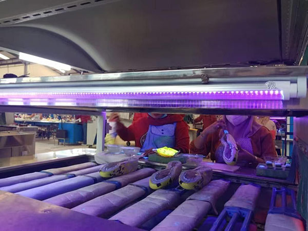 T8 LED紫外线灯管在鞋厂流水线的应用！